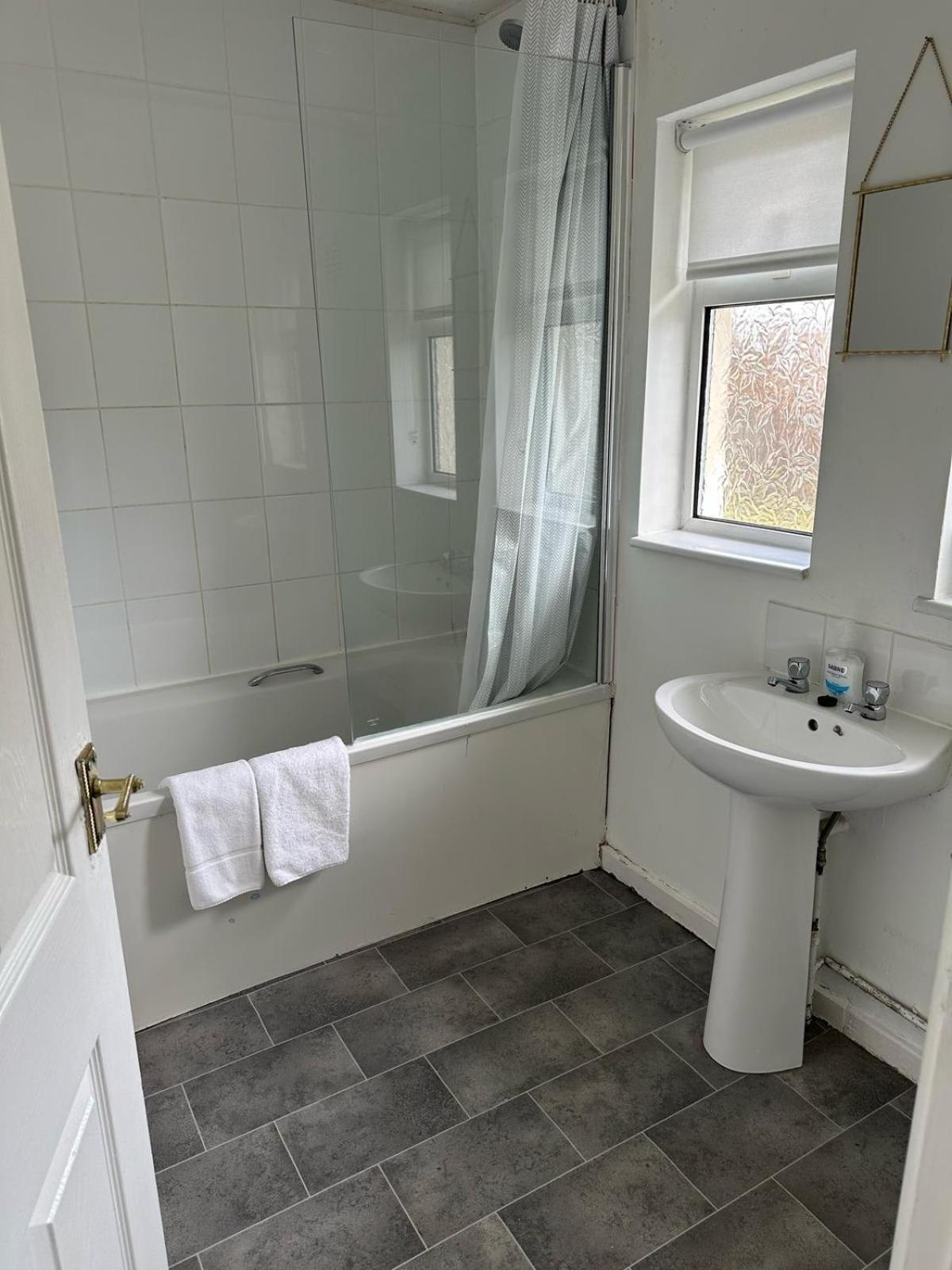 House Number 8 Sleeps Up To 6 People With Smart Tvs In Every Room Wellington (Shropshire) Exterior foto